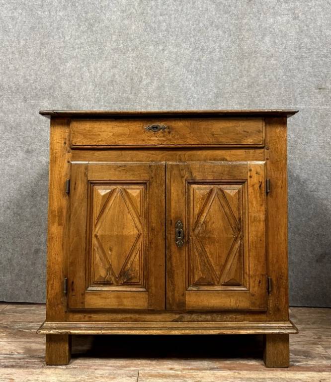 Buffet époque Louis XIII en noyer massif vers 1700 | Puces Privées