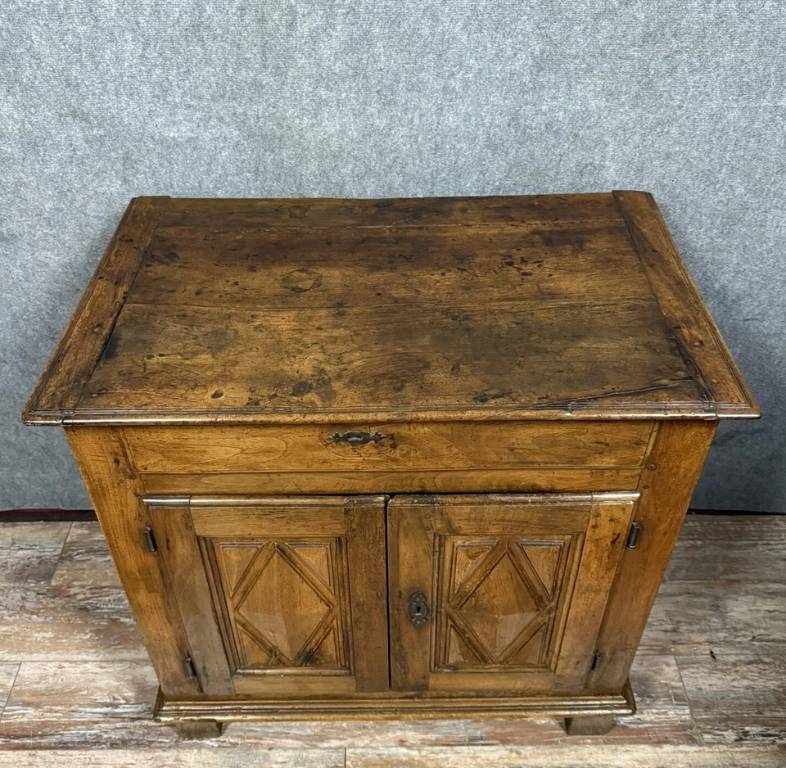Buffet époque Louis XIII en noyer massif vers 1700 | Puces Privées
