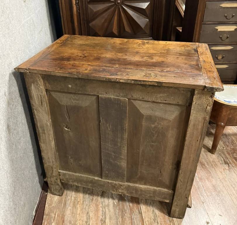 Buffet époque Louis XIII en noyer massif vers 1700 | Puces Privées