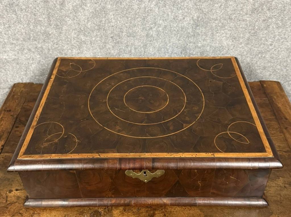 Angleterre XIXeme : Grand coffret en marquèterie de bois précieux vers 1880 | Puces Privées