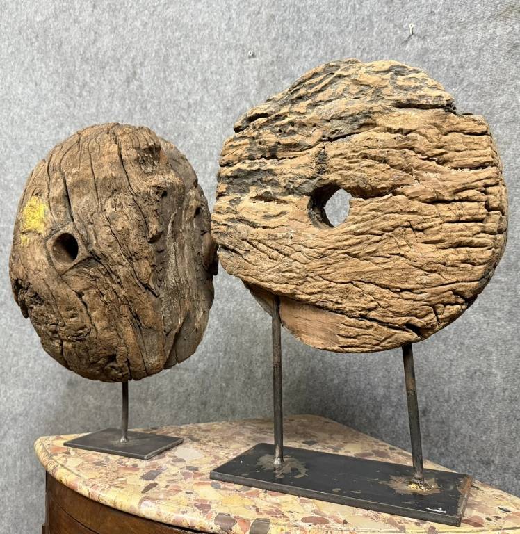 Deux Très anciennes roues de poulies en bois montées sur socle fer | Puces Privées