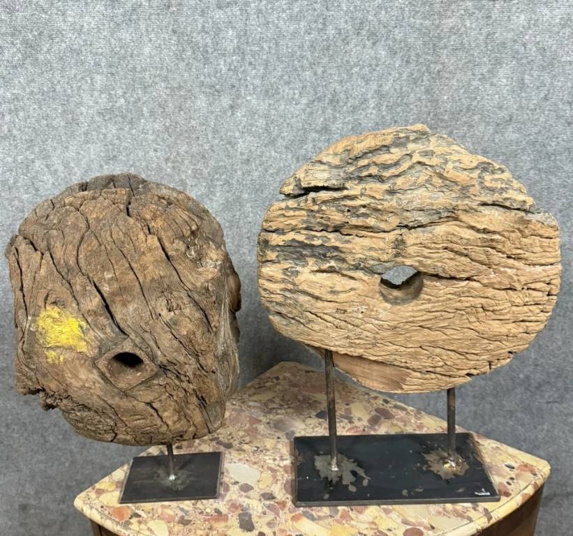 Deux Très anciennes roues de poulies en bois montées sur socle fer | Puces Privées