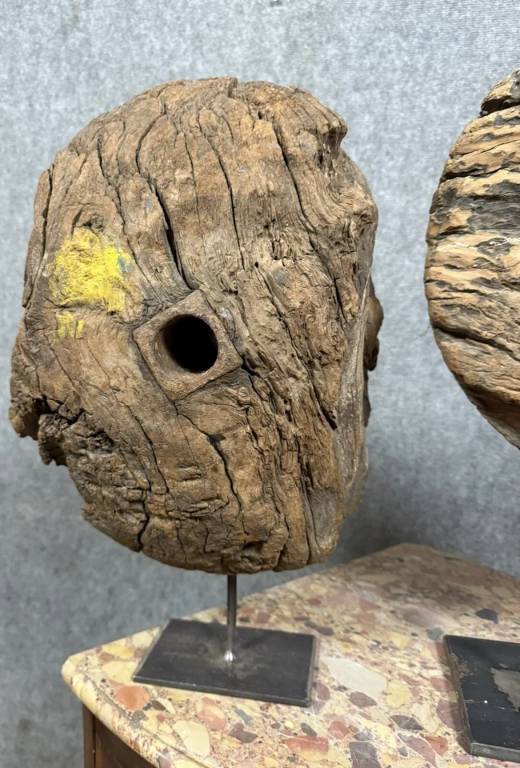 Deux Très anciennes roues de poulies en bois montées sur socle fer | Puces Privées