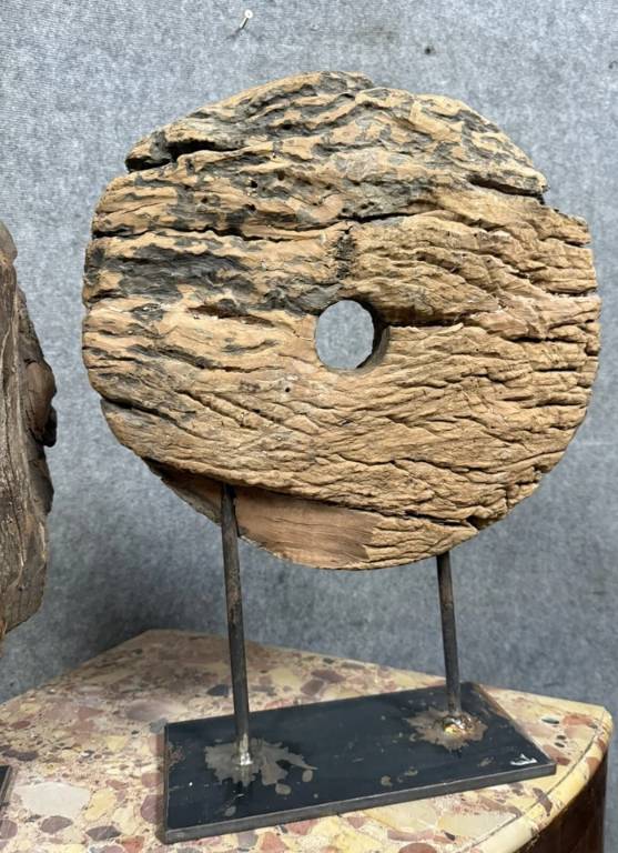 Deux Très anciennes roues de poulies en bois montées sur socle fer | Puces Privées