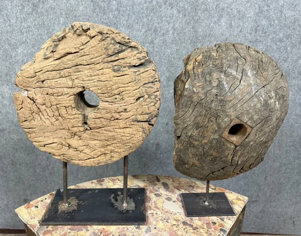 Deux Très anciennes roues de poulies en bois montées sur socle fer | Puces Privées