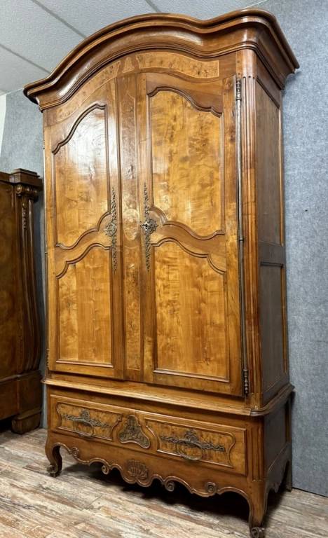 Armoire Provençale époque Louis XV en noyer et marquèterie vers 1750 | Puces Privées