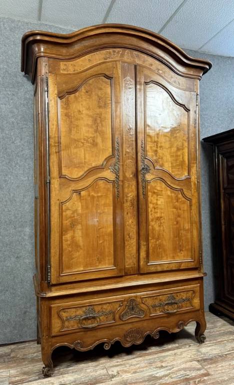 Armoire Provençale époque Louis XV en noyer et marquèterie vers 1750 | Puces Privées