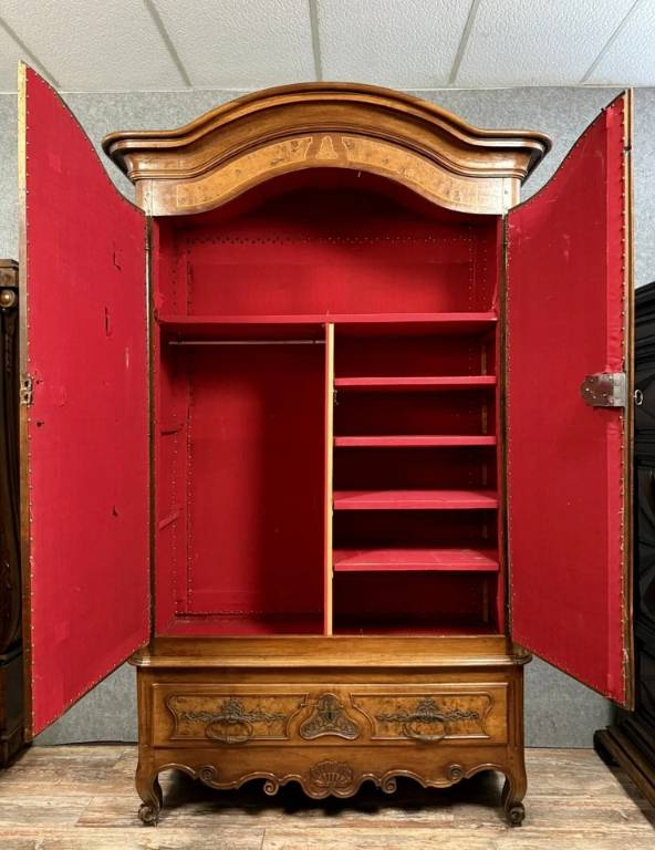 Armoire Provençale époque Louis XV en noyer et marquèterie vers 1750 | Puces Privées