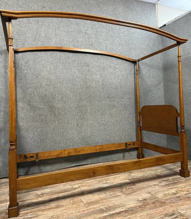 Smith & Watson Mint New York : Lit a baldaquin en bois massif vers 1950 | Puces Privées