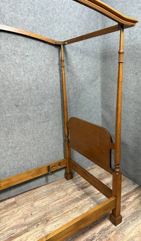 Smith & Watson Mint New York : Lit a baldaquin en bois massif vers 1950 | Puces Privées