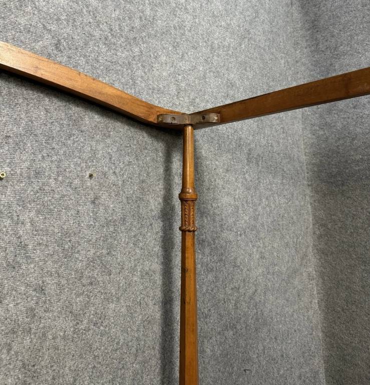 Smith & Watson Mint New York : Lit a baldaquin en bois massif vers 1950 | Puces Privées