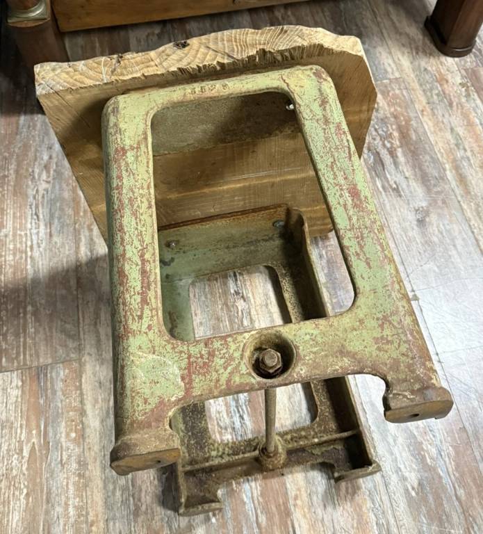 Plot de Magasin ou table a découpe en métal et bois époque fin XIXème | Puces Privées