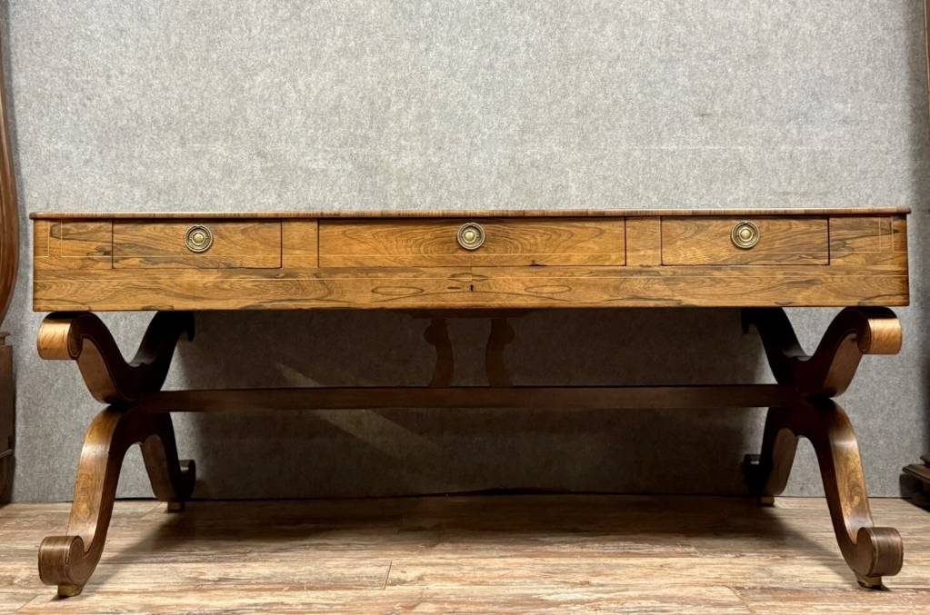 Bureau de centre époque Charles X en palissandre et citronnier vers 1820 | Puces Privées