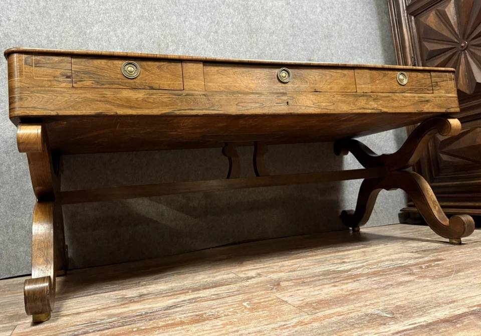 Bureau de centre époque Charles X en palissandre et citronnier vers 1820 | Puces Privées