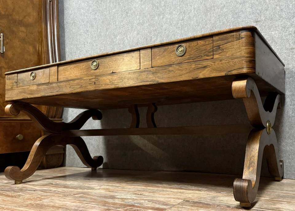 Bureau de centre époque Charles X en palissandre et citronnier vers 1820 | Puces Privées