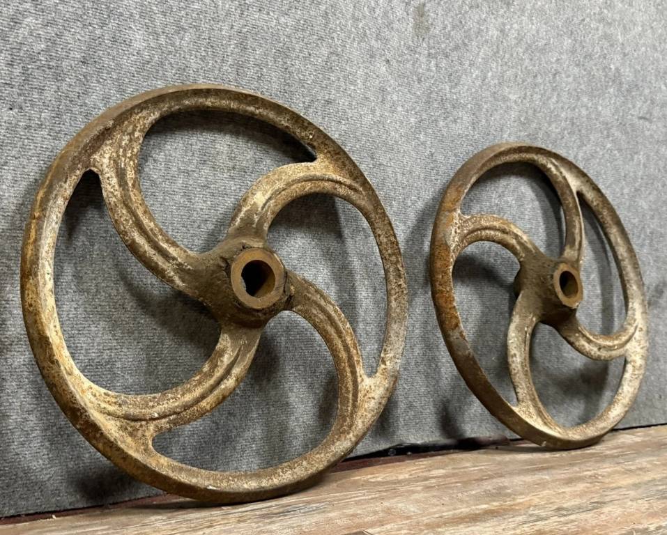 Deux anciennes roues en fonte de machines industrielles vers 1880-1900 | Puces Privées