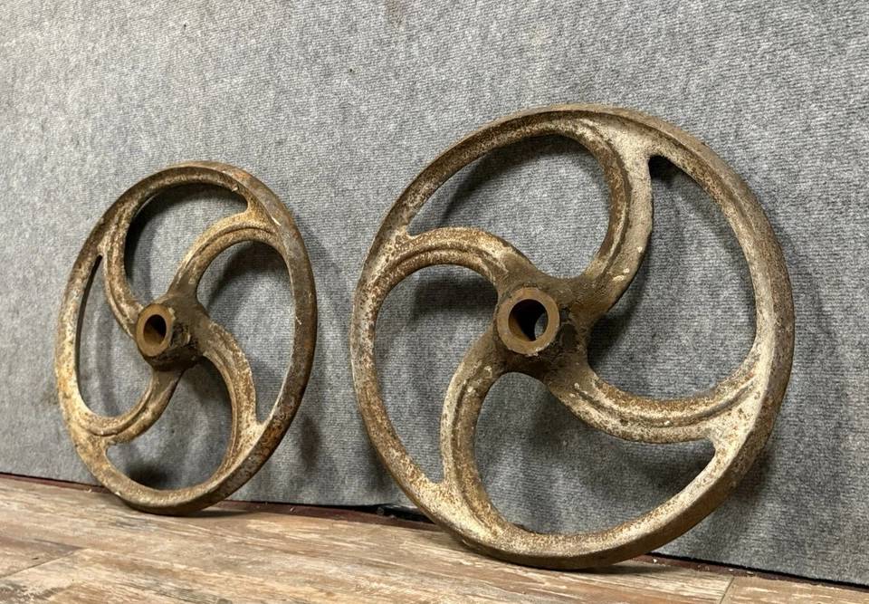 Deux anciennes roues en fonte de machines industrielles vers 1880-1900 | Puces Privées