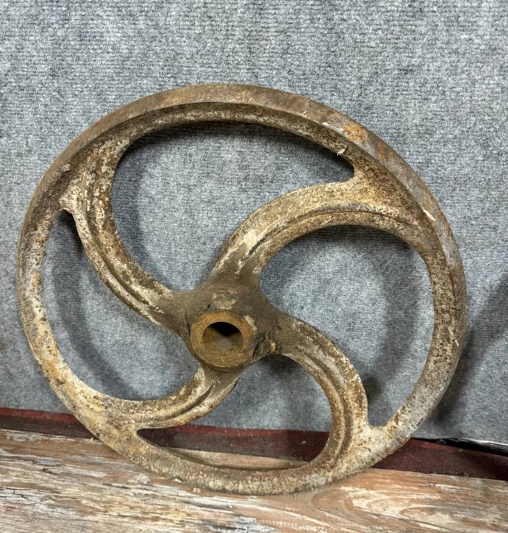 Deux anciennes roues en fonte de machines industrielles vers 1880-1900 | Puces Privées