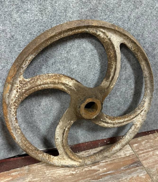 Deux anciennes roues en fonte de machines industrielles vers 1880-1900 | Puces Privées