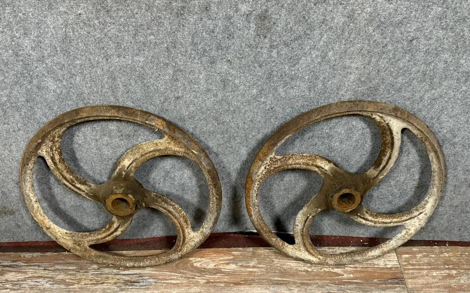 Deux anciennes roues en fonte de machines industrielles vers 1880-1900 | Puces Privées