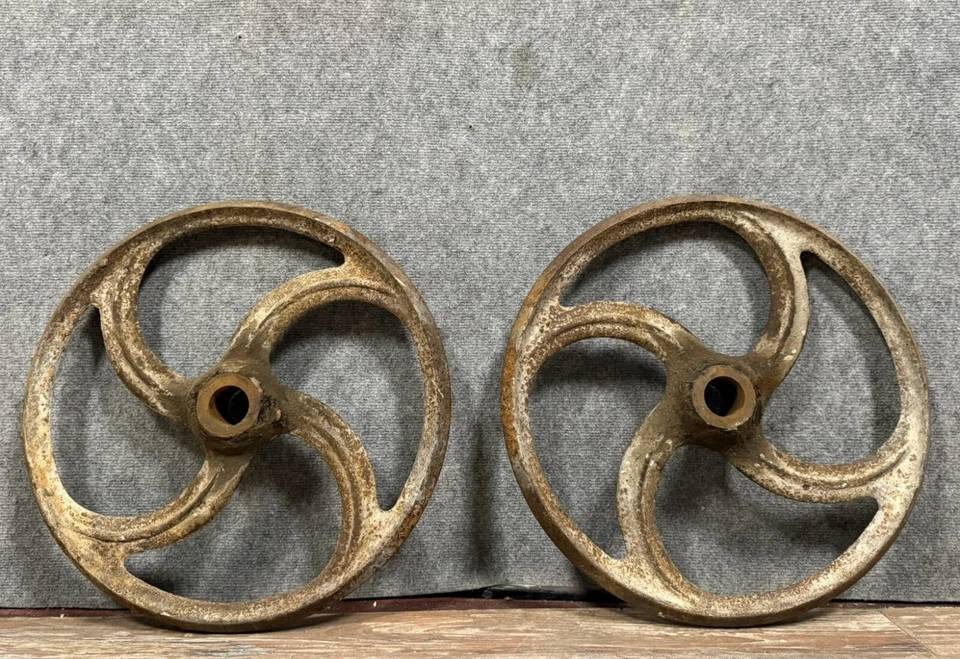 Deux anciennes roues en fonte de machines industrielles vers 1880-1900 | Puces Privées