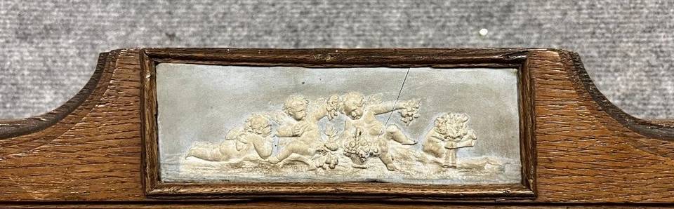 Buffet style Louis XVI en chêne et acajou orné d'une plaque aux amours vers 1850 | Puces Privées