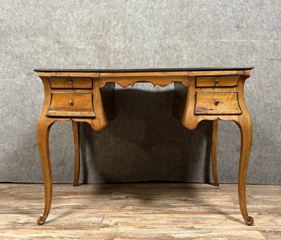 Bureau galbé époque Louis XV en noyer estampillé Hache vers 1750 | Puces Privées