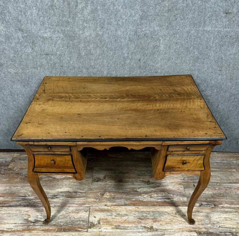 Bureau galbé époque Louis XV en noyer estampillé Hache vers 1750 | Puces Privées