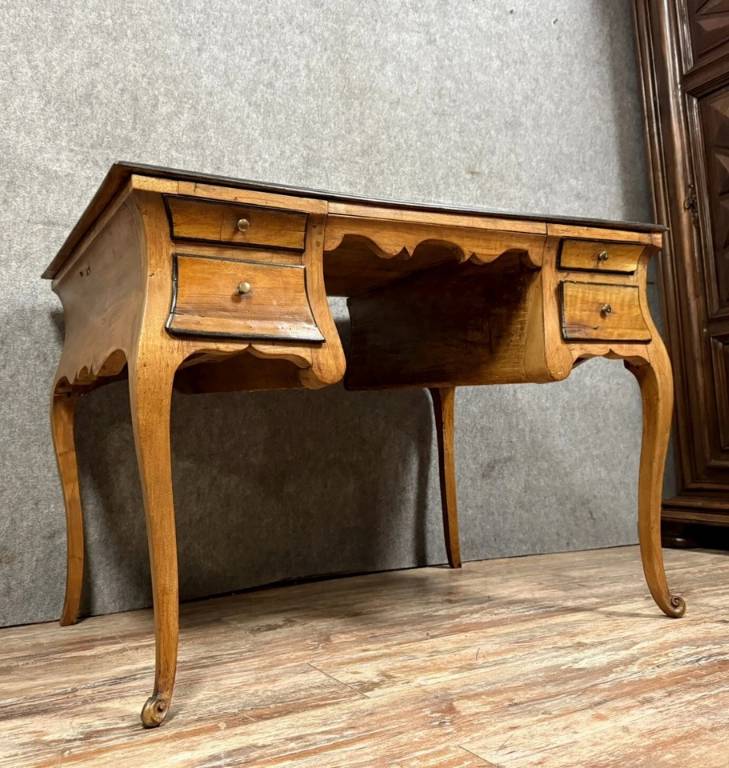 Bureau galbé époque Louis XV en noyer estampillé Hache vers 1750 | Puces Privées