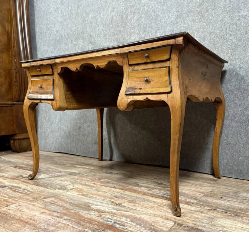 Bureau galbé époque Louis XV en noyer estampillé Hache vers 1750 | Puces Privées