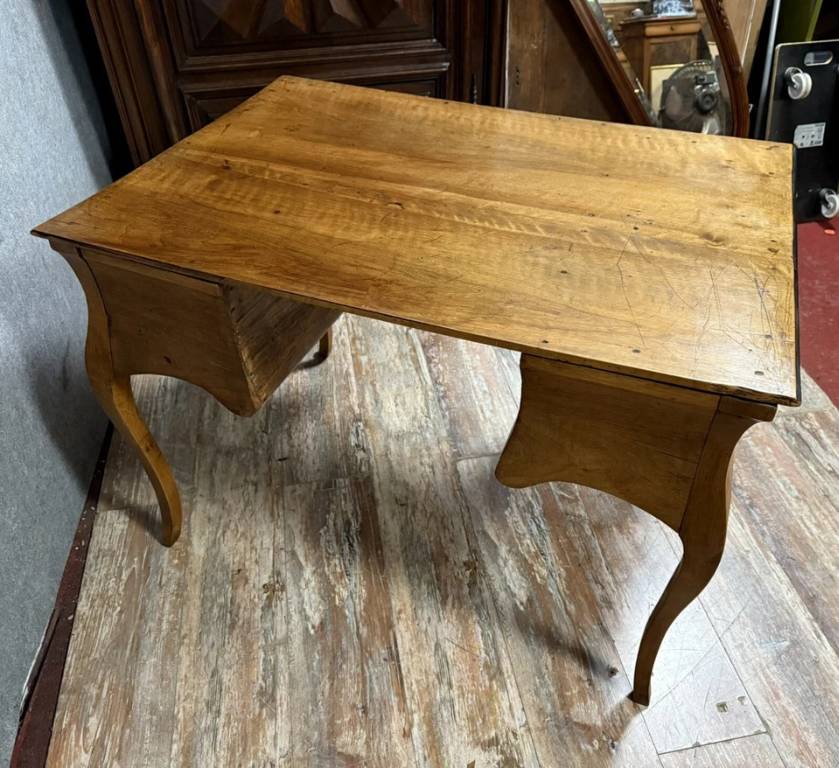 Bureau galbé époque Louis XV en noyer estampillé Hache vers 1750 | Puces Privées