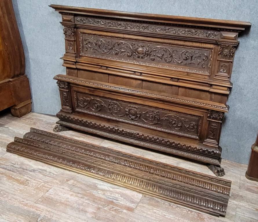 Lit de centre style Renaissance en noyer sculpté vers 1850 | Puces Privées
