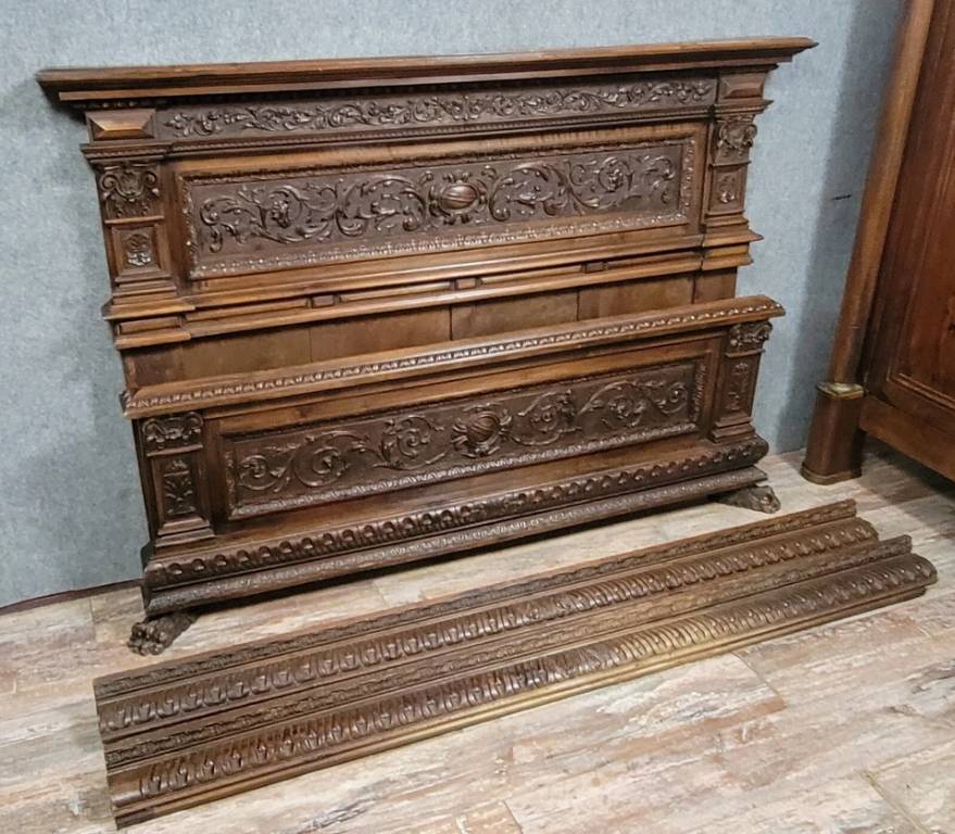 Lit de centre style Renaissance en noyer sculpté vers 1850 | Puces Privées