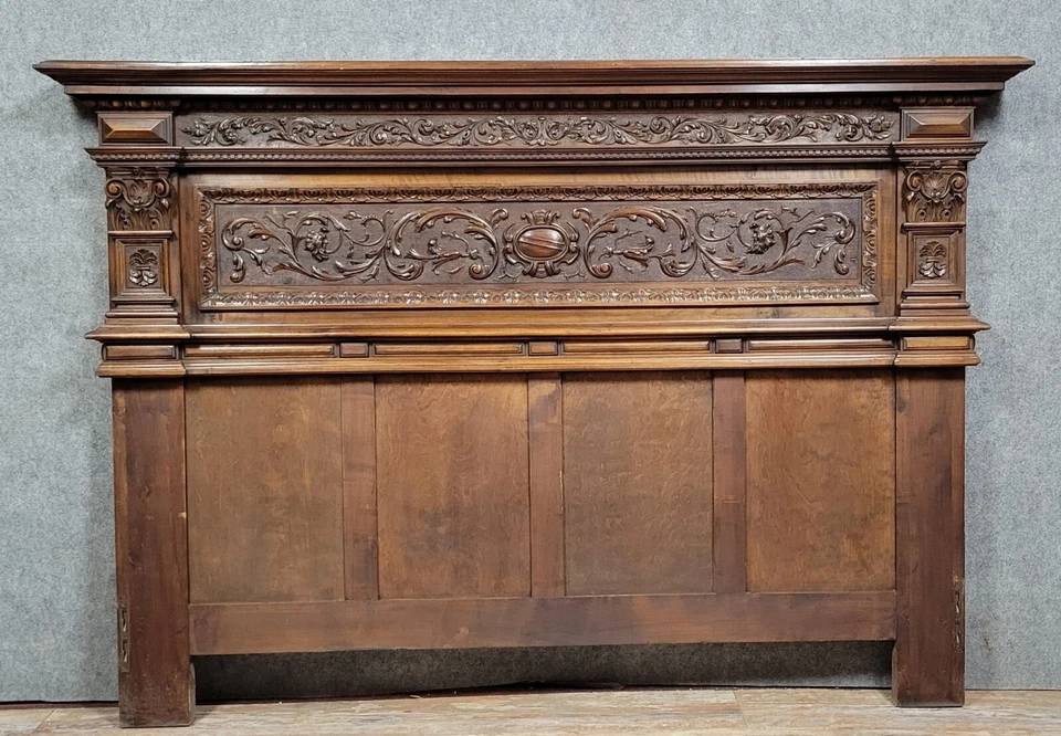 Lit de centre style Renaissance en noyer sculpté vers 1850 | Puces Privées