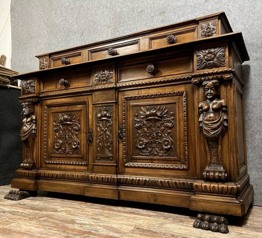 Buffet a gradin aux cariatides style Renaissance en noyer vers 1880 | Puces Privées