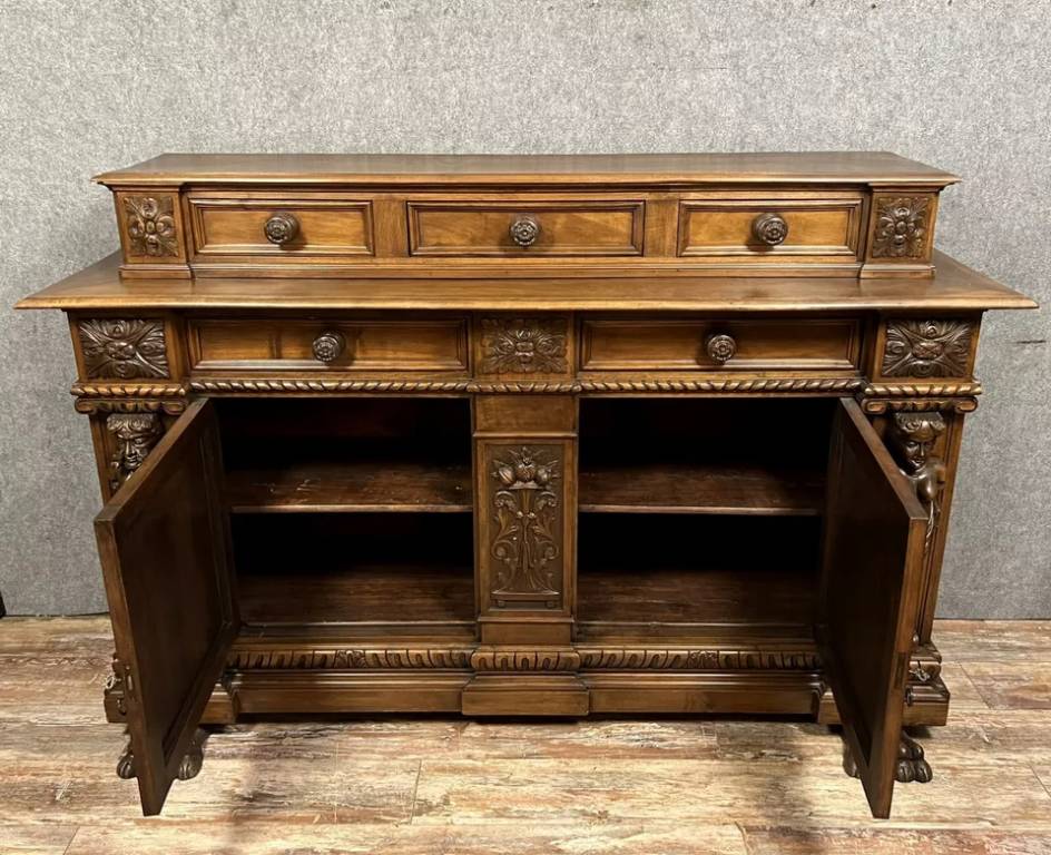 Buffet a gradin aux cariatides style Renaissance en noyer vers 1880 | Puces Privées
