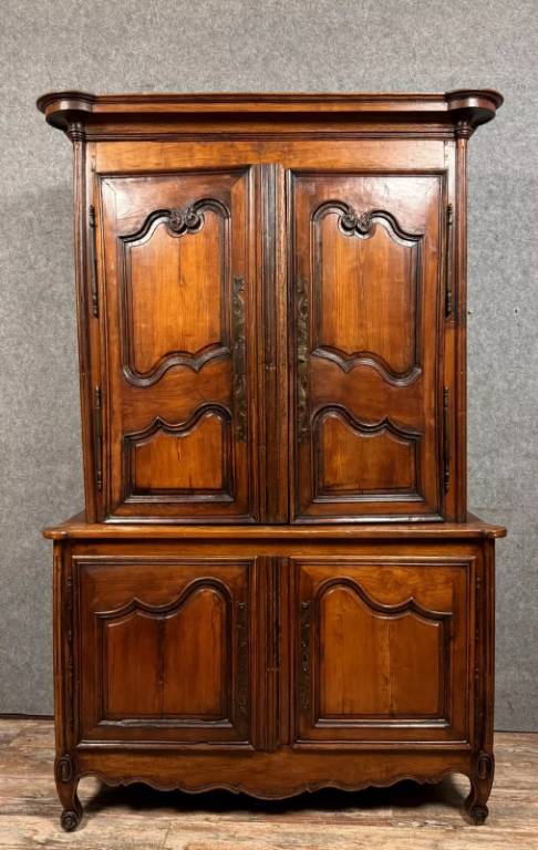 Buffet deux corps style Louis XV en merisier et noyer vers 1880-1900 | Puces Privées