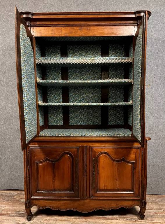 Buffet deux corps style Louis XV en merisier et noyer vers 1880-1900 | Puces Privées