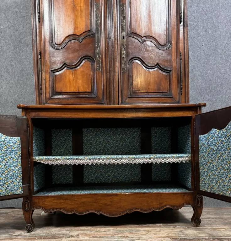Buffet deux corps style Louis XV en merisier et noyer vers 1880-1900 | Puces Privées