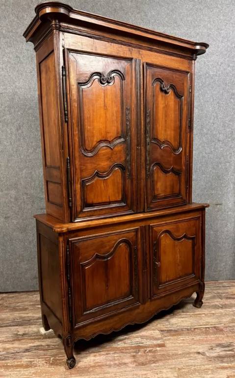 Buffet deux corps style Louis XV en merisier et noyer vers 1880-1900 | Puces Privées