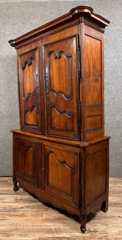 Buffet deux corps style Louis XV en merisier et noyer vers 1880-1900 | Puces Privées