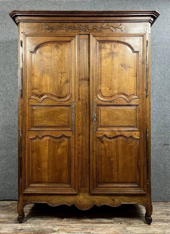 Armoire Lyonnaise époque louis XV en noyer massif | Puces Privées