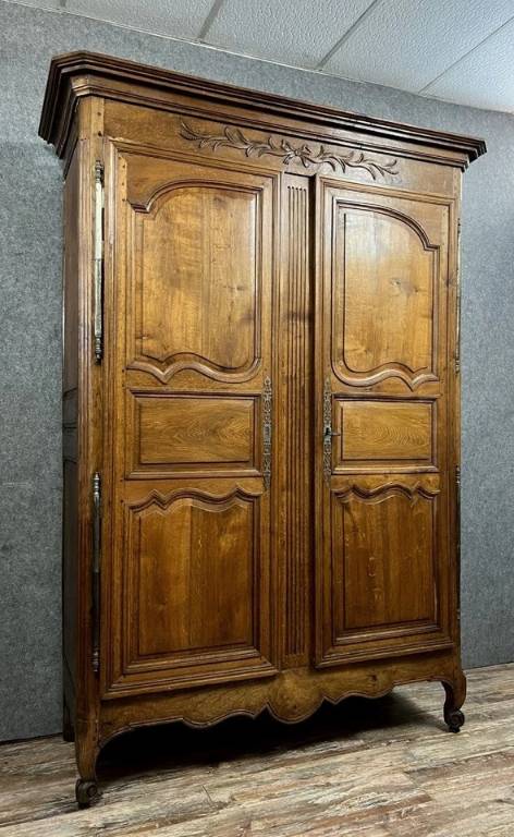 Armoire Lyonnaise époque louis XV en noyer massif | Puces Privées