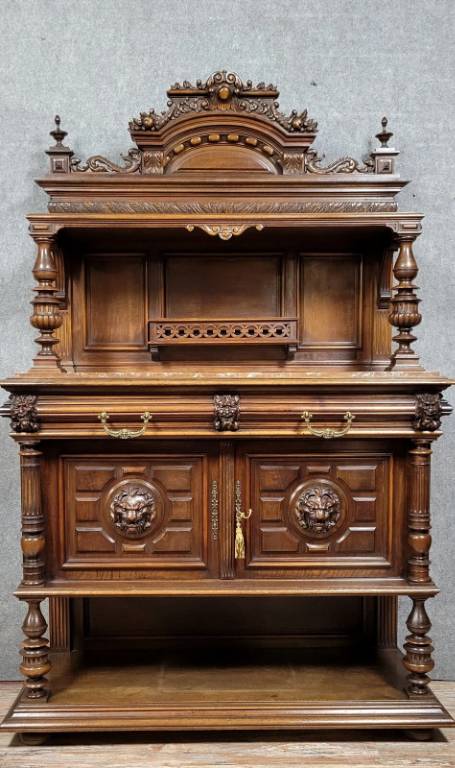 Buffet desserte style renaissance en noyer sculpté vers 1850 | Puces Privées