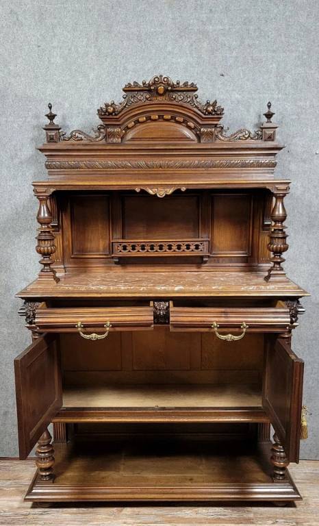 Buffet desserte style renaissance en noyer sculpté vers 1850 | Puces Privées