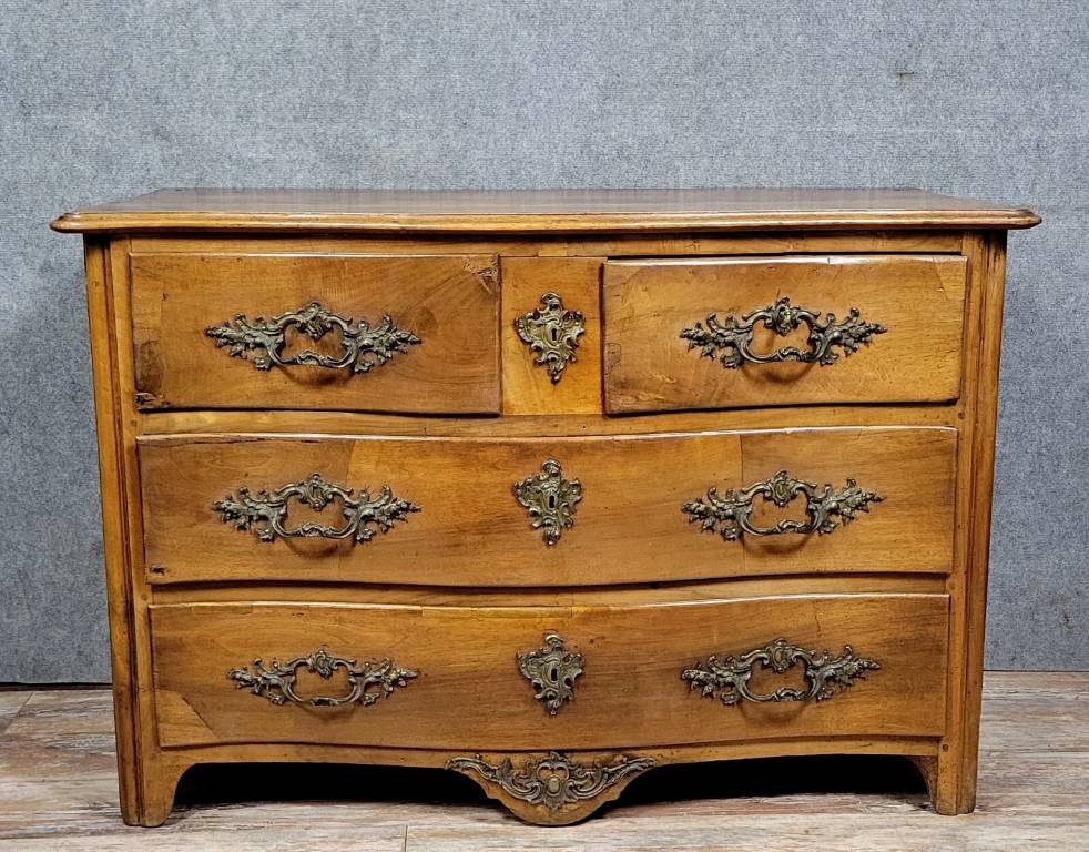 Commode galbée époque Louis XIV en noyer vers 1750 | Puces Privées