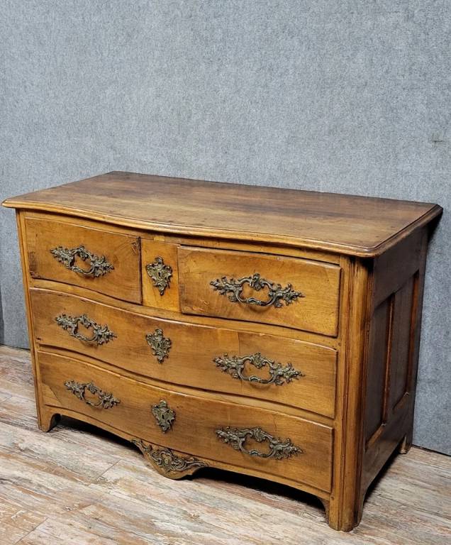 Commode galbée époque Louis XIV en noyer vers 1750 | Puces Privées