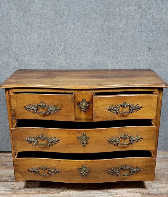 Commode galbée époque Louis XIV en noyer vers 1750 | Puces Privées