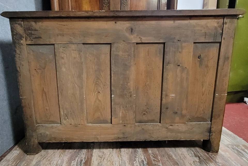Commode galbée époque Louis XIV en noyer vers 1750 | Puces Privées