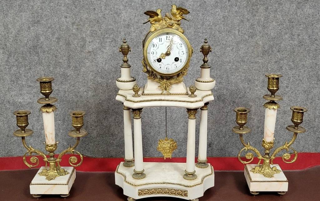 Pendule portique style Louis XVI en marbre blanc et bronze doré vers 1880 | Puces Privées